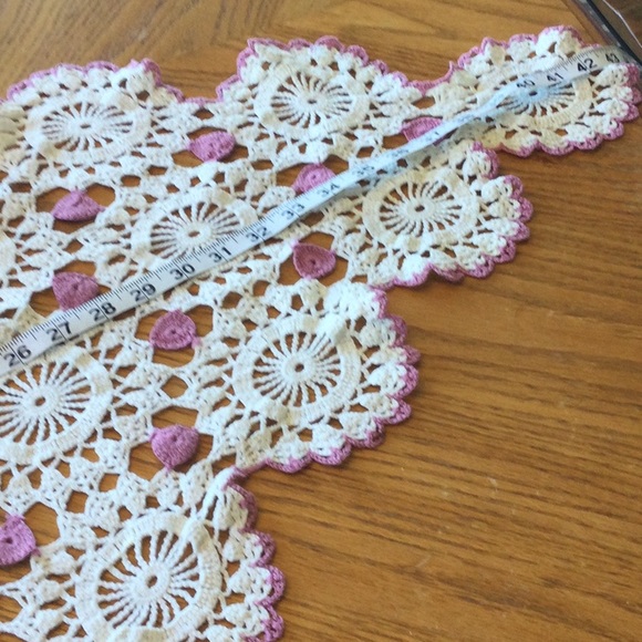 Vintage crocheted table doilie. Large handmade mauve and off white - Picture 3 of 7